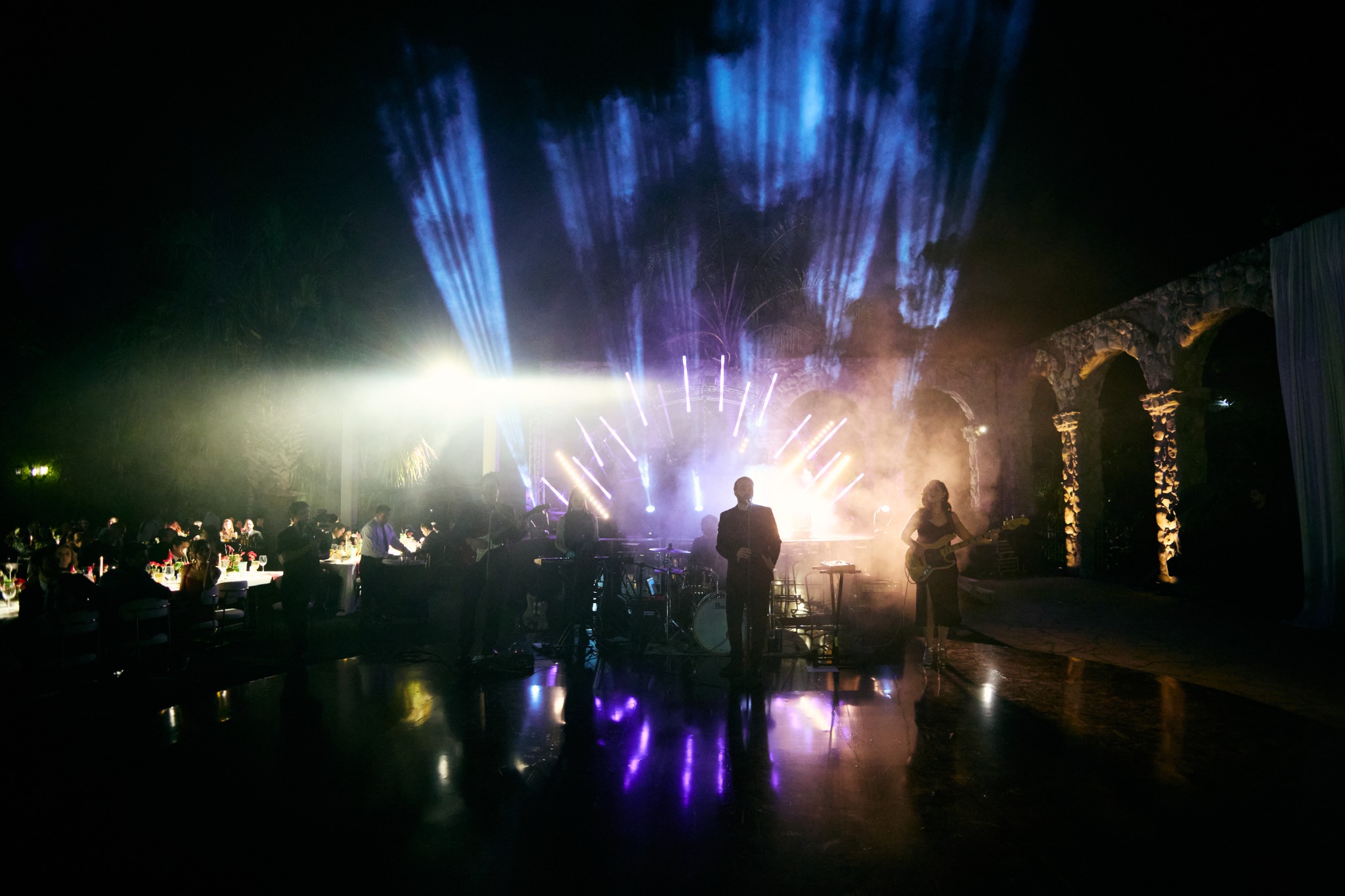 Escenario iluminado durante una presentación de SUNSET 79